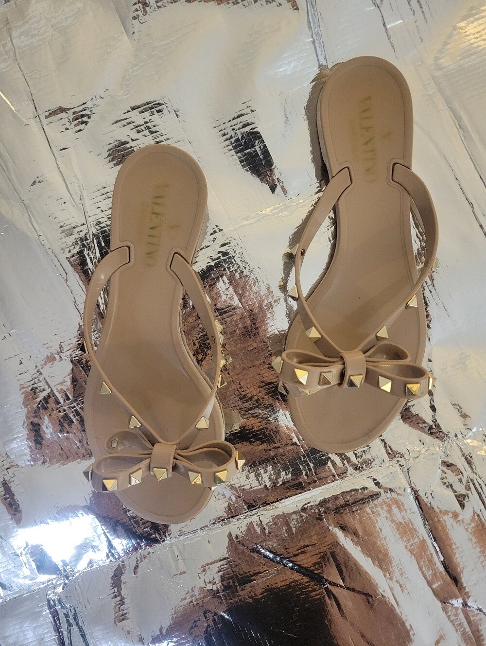 Valentino Garavani Rockstud Bow Thong Sandals in Beige - Picture 6 of 10